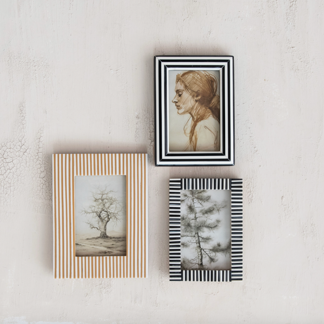 Black and White Ribbed Photo Frame